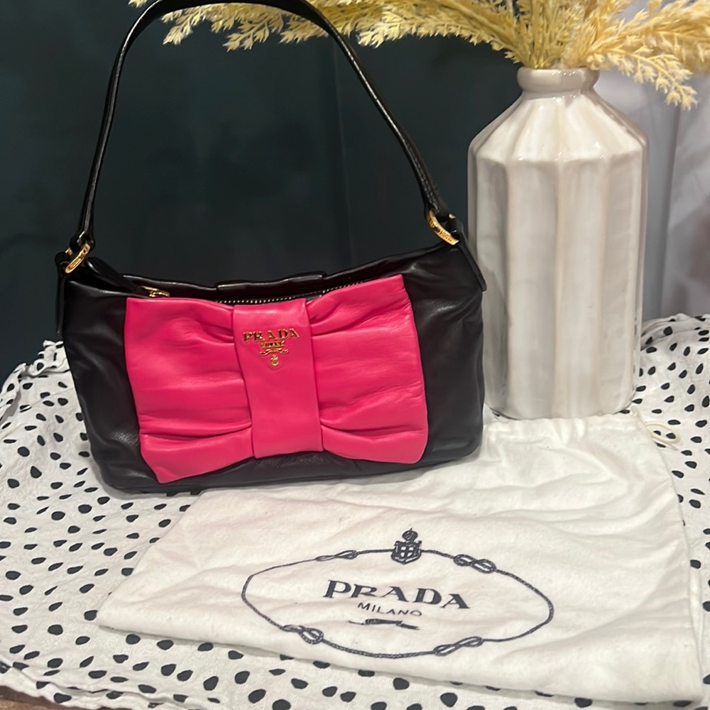 🎀Prada pink and black ribbon handbag!